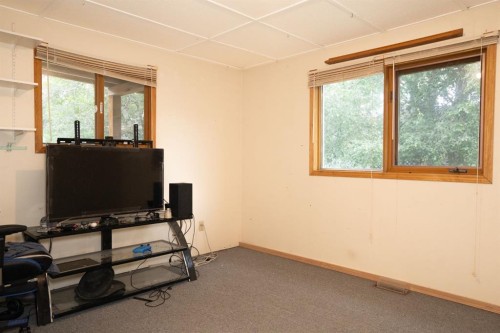 #8 48A Street Close, Alix, AB - Indoor Photo Showing Other Room