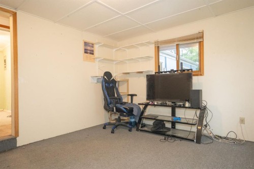 #8 48A Street Close, Alix, AB - Indoor