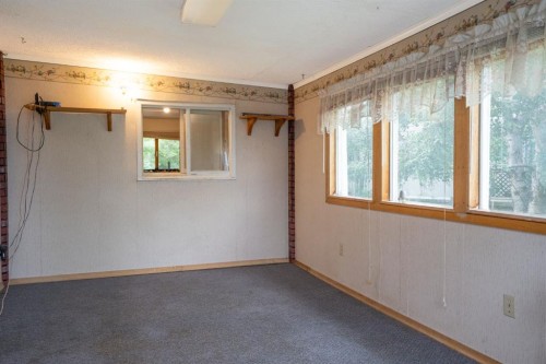 #8 48A Street Close, Alix, AB - Indoor Photo Showing Other Room