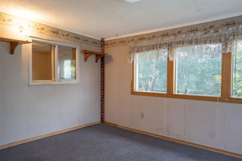 #8 48A Street Close, Alix, AB - Indoor Photo Showing Other Room