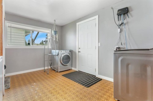 5215 52 Avenue, Eckville, AB - Indoor Photo Showing Laundry Room