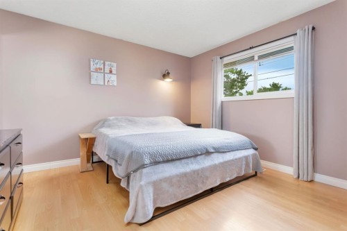 5215 52 Avenue, Eckville, AB - Indoor Photo Showing Bedroom