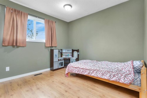 5215 52 Avenue, Eckville, AB - Indoor Photo Showing Bedroom