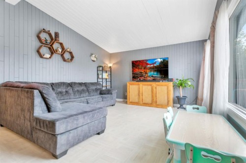 5215 52 Avenue, Eckville, AB - Indoor Photo Showing Living Room