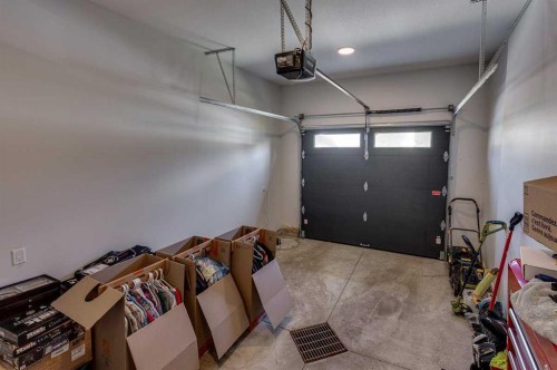 3-5324 49 Avenue, Lacombe, AB - Indoor Photo Showing Garage