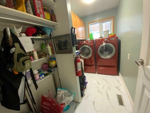 1513 Westview Drive, Bowden, AB - Indoor Photo Showing Laundry Room