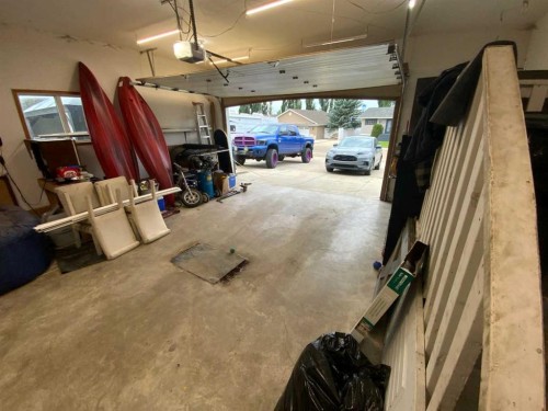 1513 Westview Drive, Bowden, AB - Indoor Photo Showing Garage
