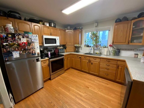 1513 Westview Drive, Bowden, AB - Indoor Photo Showing Kitchen