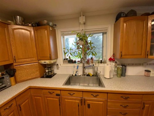 1513 Westview Drive, Bowden, AB - Indoor Photo Showing Kitchen