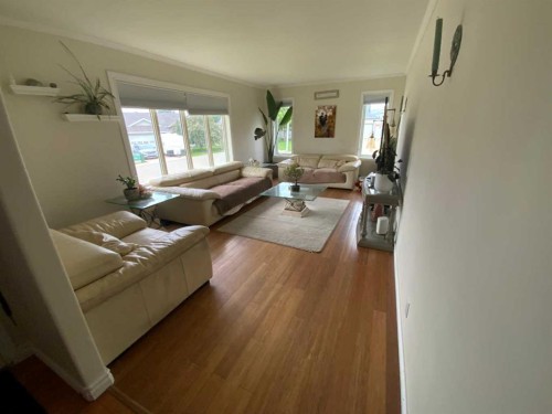 1513 Westview Drive, Bowden, AB - Indoor Photo Showing Living Room