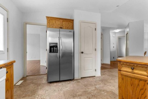 4 Horne Close, Sylvan Lake, AB - Indoor Photo Showing Kitchen