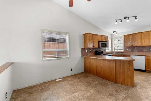 4 Horne Close, Sylvan Lake, AB - Indoor Photo Showing Kitchen