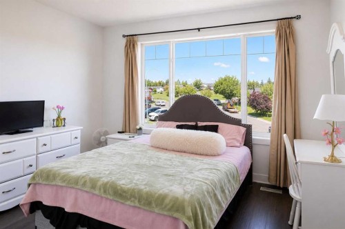 18 Hanson Green, Penhold, AB - Indoor Photo Showing Bedroom