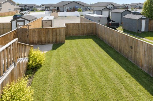 18 Hanson Green, Penhold, AB - Outdoor