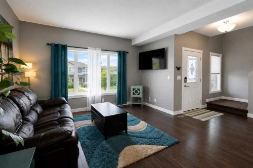 18 Hanson Green, Penhold, AB - Indoor Photo Showing Living Room