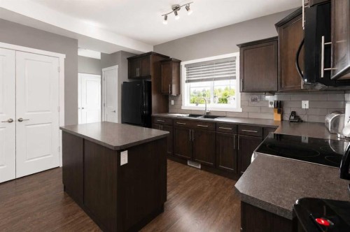 18 Hanson Green, Penhold, AB - Indoor Photo Showing Kitchen