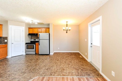 35-6802 50 Avenue, Camrose, AB - Indoor Photo Showing Kitchen