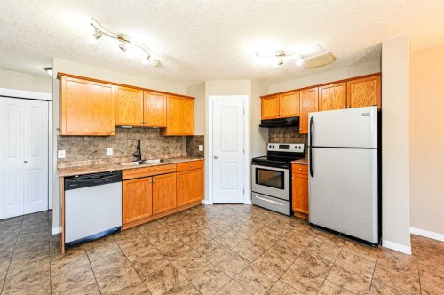 35-6802 50 Avenue, Camrose, AB - Indoor Photo Showing Kitchen