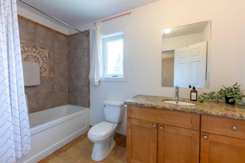 5140 51 Street, Lacombe, AB - Indoor Photo Showing Bathroom