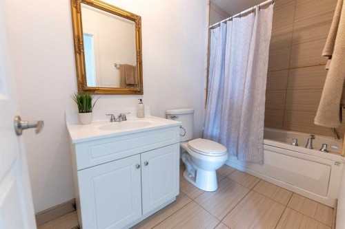 5140 51 Street, Lacombe, AB - Indoor Photo Showing Bathroom