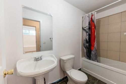 5140 51 Street, Lacombe, AB - Indoor Photo Showing Bathroom