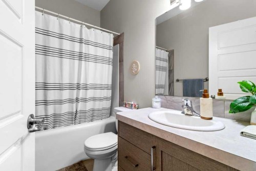 125 Henderson Crescent, Penhold, AB - Indoor Photo Showing Bathroom