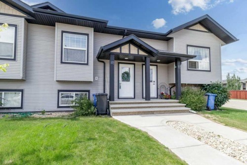 125 Henderson Crescent, Penhold, AB - Outdoor With Facade