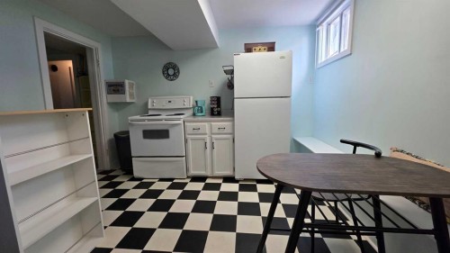 5105 Windsor Avenue, Coronation, AB - Indoor Photo Showing Kitchen