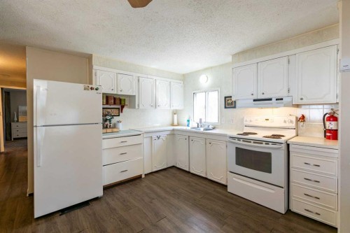 4 48A Street Close, Alix, AB - Indoor Photo Showing Kitchen