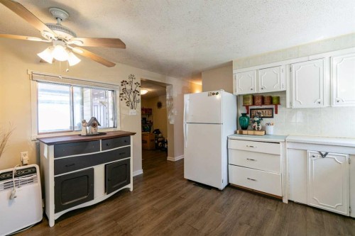 4 48A Street Close, Alix, AB - Indoor Photo Showing Kitchen