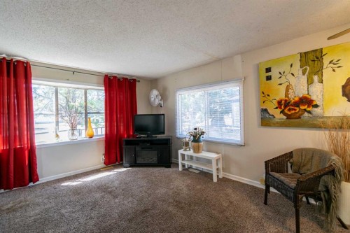 4 48A Street Close, Alix, AB - Indoor Photo Showing Living Room