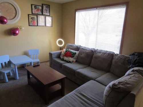 595-100 Jordan Parkway, Red Deer, AB - Indoor Photo Showing Living Room