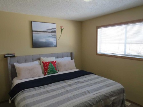 595-100 Jordan Parkway, Red Deer, AB - Indoor Photo Showing Bedroom