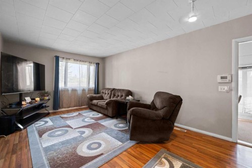 4704 50 Avenue, Killam, AB - Indoor Photo Showing Other Room