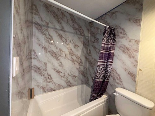4704 50 Avenue, Killam, AB - Indoor Photo Showing Bathroom