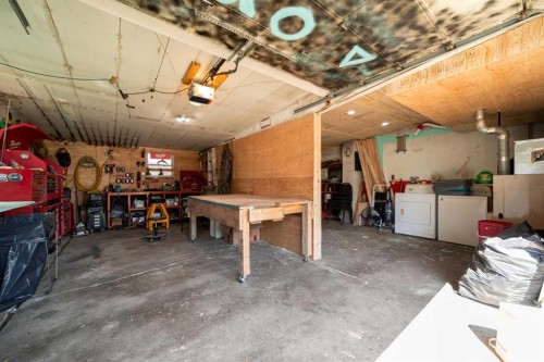 4704 50 Avenue, Killam, AB - Indoor Photo Showing Garage