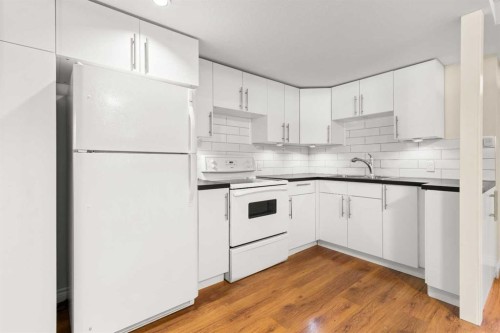 5 Mccullough Crescent, Red Deer, AB - Indoor Photo Showing Kitchen