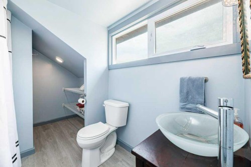 5003 48 Street, Innisfail, AB - Indoor Photo Showing Bathroom