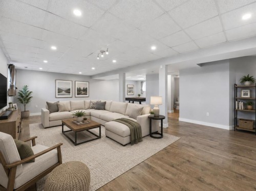 422045 Range Road 10, Rural Ponoka County, AB - Indoor Photo Showing Living Room