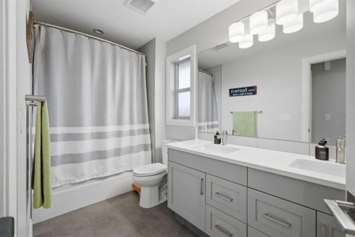 1 Meadow Close, Lacombe, AB - Indoor Photo Showing Bathroom