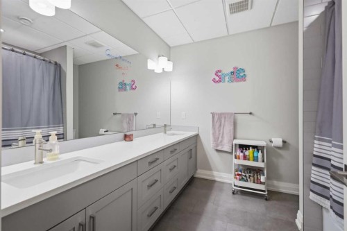 1 Meadow Close, Lacombe, AB - Indoor Photo Showing Bathroom