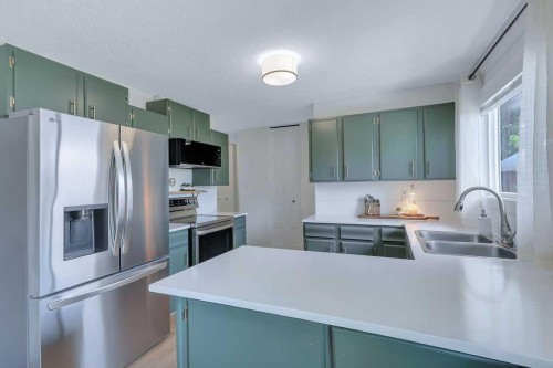 4 Anders Street, Red Deer, AB - Indoor Photo Showing Kitchen With Stainless Steel Kitchen With Double Sink With Upgraded Kitchen