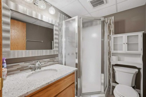 31 Palmer Close, Sylvan Lake, AB - Indoor Photo Showing Bathroom