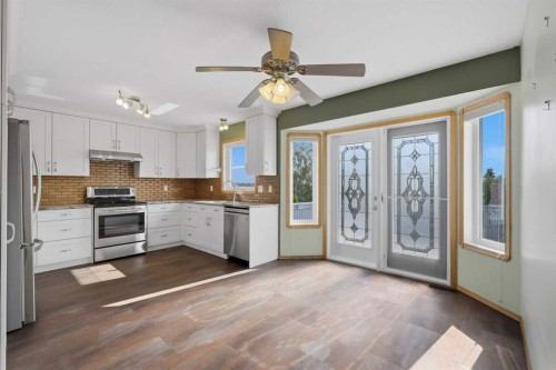 31 Palmer Close, Sylvan Lake, AB - Indoor Photo Showing Kitchen