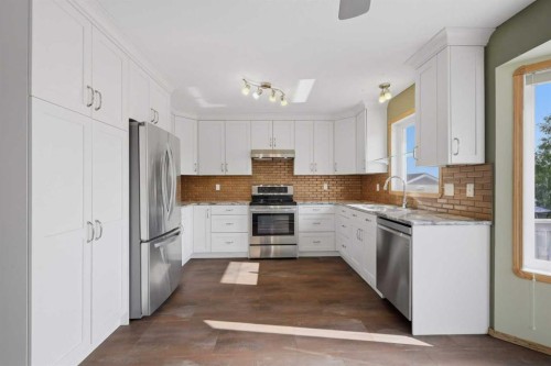 31 Palmer Close, Sylvan Lake, AB - Indoor Photo Showing Kitchen
