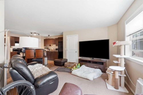 415-31 Jamieson Avenue, Red Deer, AB - Indoor Photo Showing Living Room