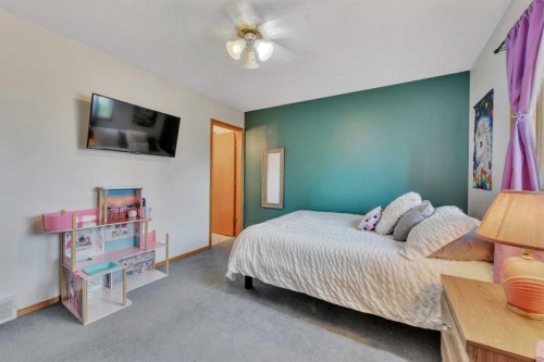 14 Eakins Crescent, Red Deer, AB - Indoor Photo Showing Bedroom
