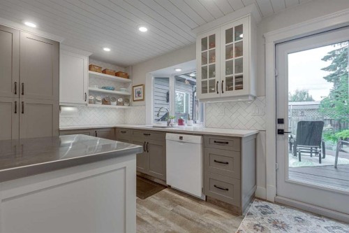 111 Selkirk Boulevard, Red Deer, AB - Indoor Photo Showing Kitchen With Double Sink