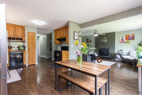 6308 61 Avenue, Red Deer, AB - Indoor Photo Showing Living Room