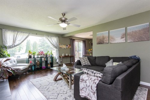 6308 61 Avenue, Red Deer, AB - Indoor Photo Showing Living Room